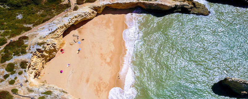 Playa en el Algarve (Lucas Zerma, Unsplash)